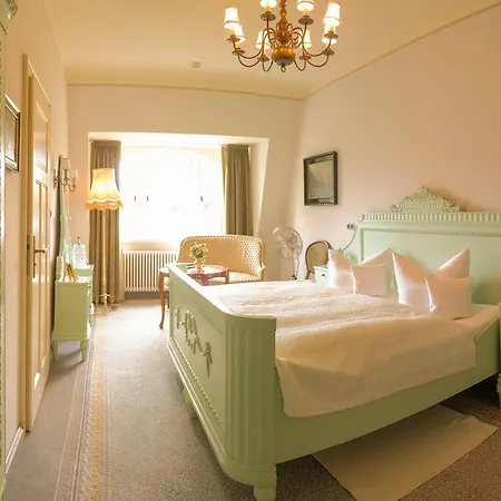 Vier Jahreszeiten Hotel 4*